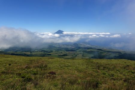 Pohled z nejvyšší hory ostrova Faial  Cabeço Gordo 1043 m,